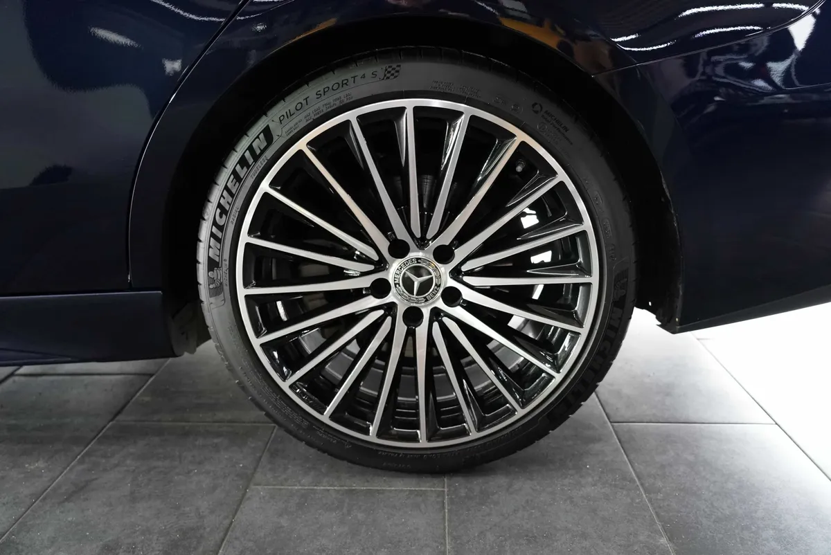 Mercedes-Benz C 300 AMG Line - Image 8