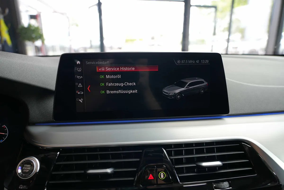 BMW 540i xDrive Touring Sport Line - Image 25