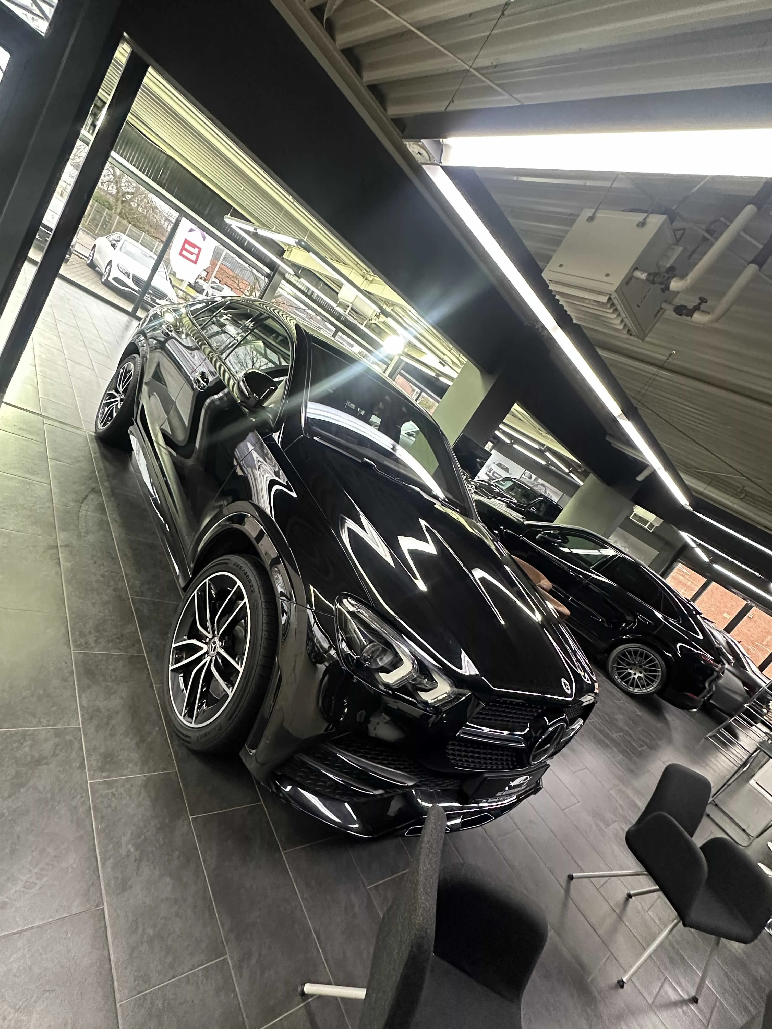 ein Mercedes in weiss in unserem Autohaus in Hannover
