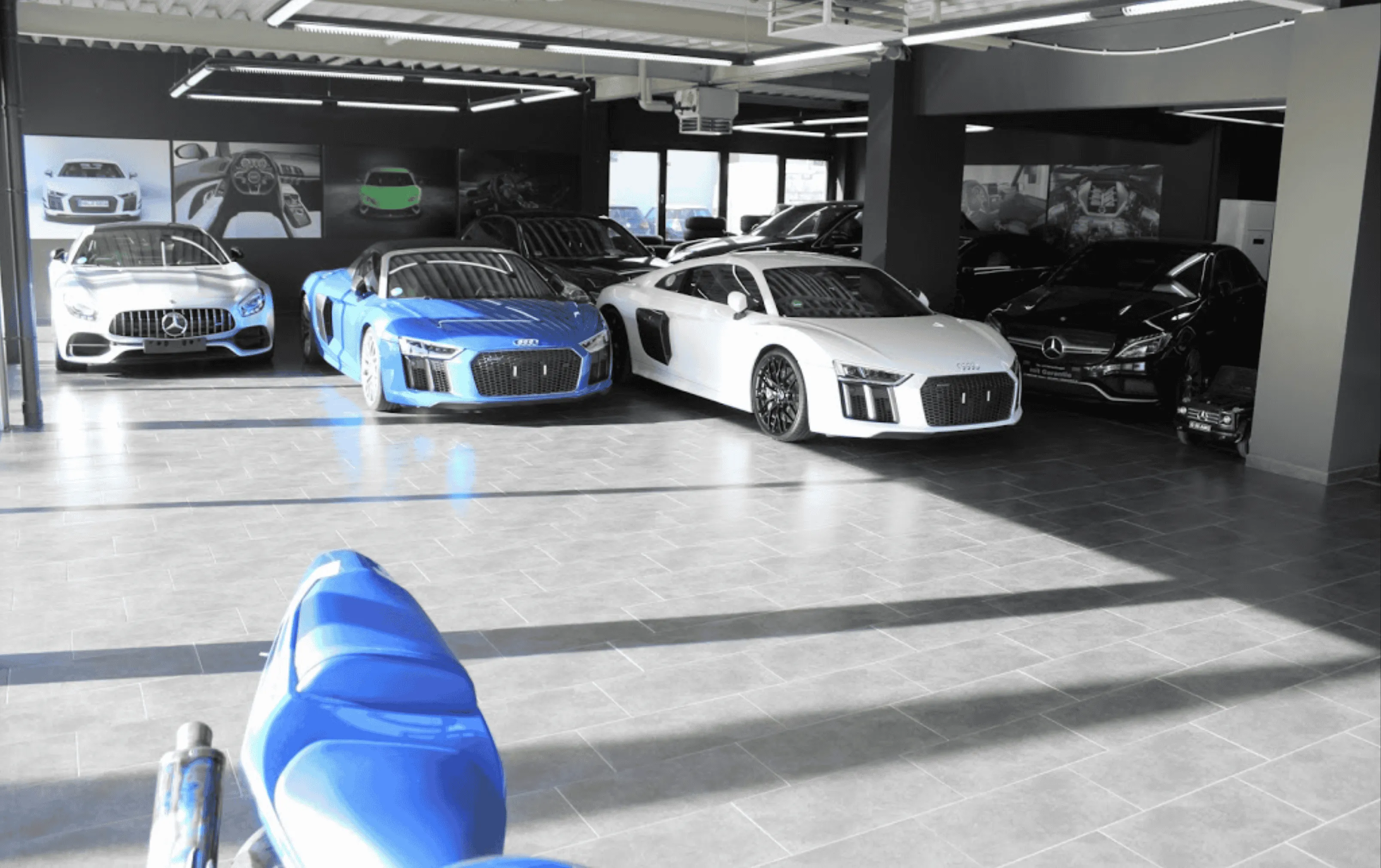 ein Mercedes in weiss in unserem Autohaus in Hannover