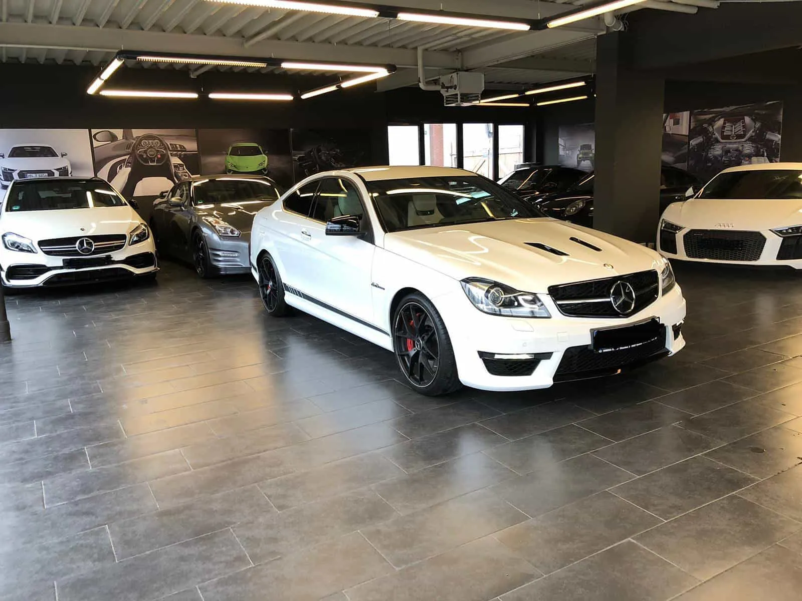 ein Mercedes in weiss in unserem Autohaus in Hannover